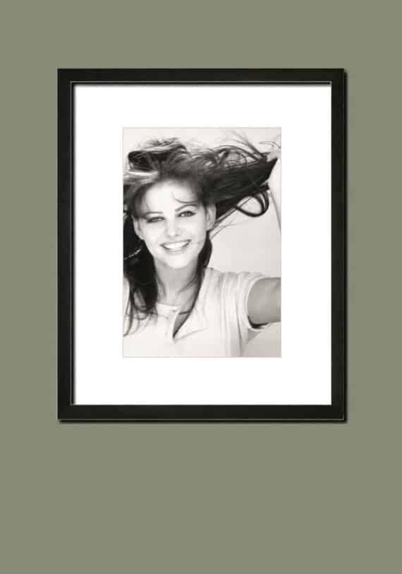 Claudia Cardinale souriante, portrait par Pierluigi Praturlon - Simulation d'encadrement du tirage d'époque, c. 1960