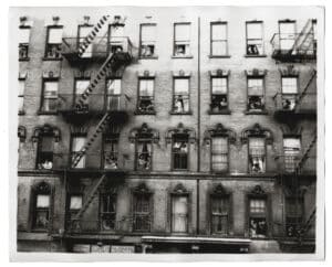 Des gens aux fenêtres d'un immeuble de New York, circa 1930 - Tirage postérieur - Photo Memory