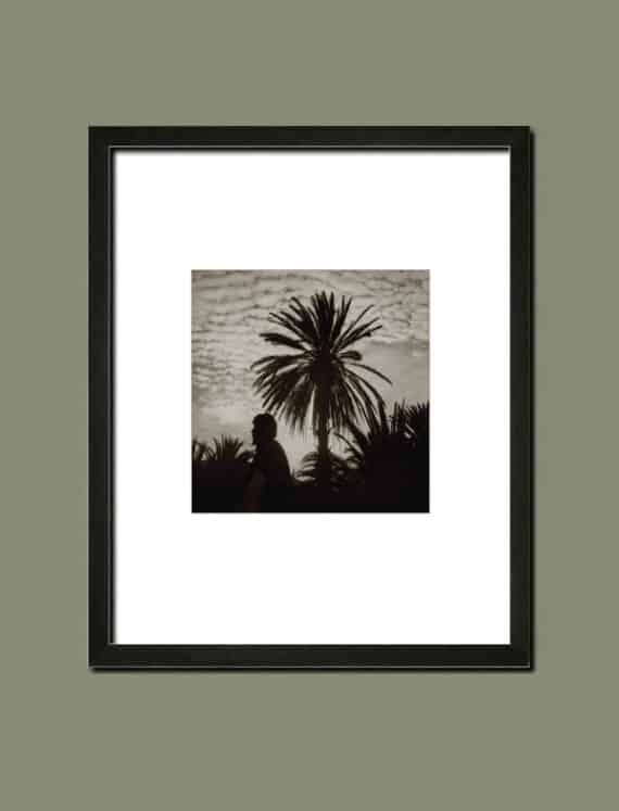 Jeu de silhouettes dans un paysage marocain, c. 1935 - Simulation d'encadrement du tirage d'époque