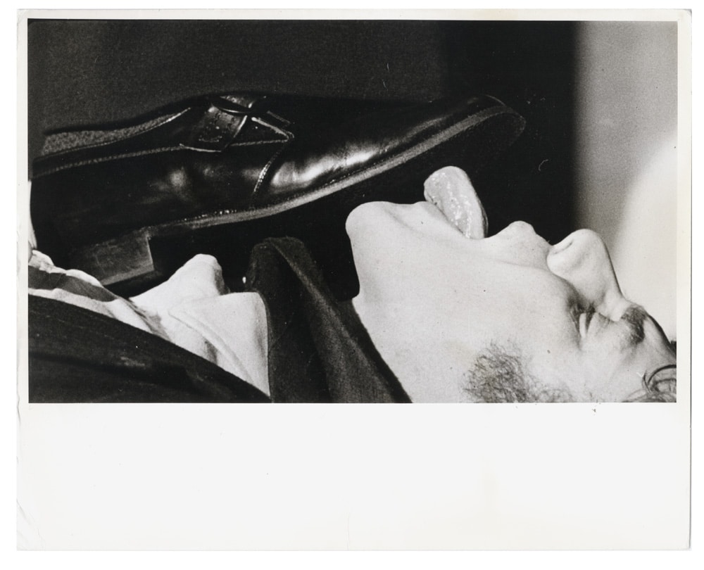 Orange mécanique : scène culte de la chaussure - Photogramme, tirage d'époque, 1971