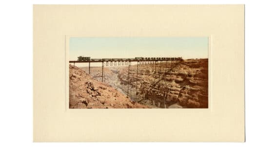 Train au dessus du Canyon Diablo, Airzona - Photochrome D.P.C. d'époque, circa 1900, monté sur feuille cartonnée