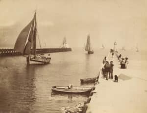 Trouville sur Mer : entrée des bateaux entre les jetées du port, c. 1890 - Tirage albuminé monté sur carton - Photo Memory
