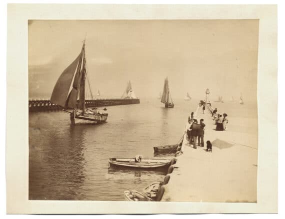 Trouville sur Mer : entrée des bateaux entre les jetées du port, tirage albuminé monté sur carton - Photo Memory