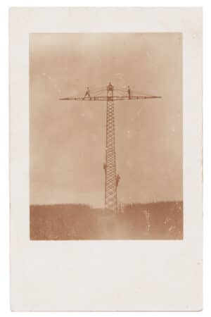 Les acrobates de la ligne électrique, photo carte c. 1930 - Photo Memory