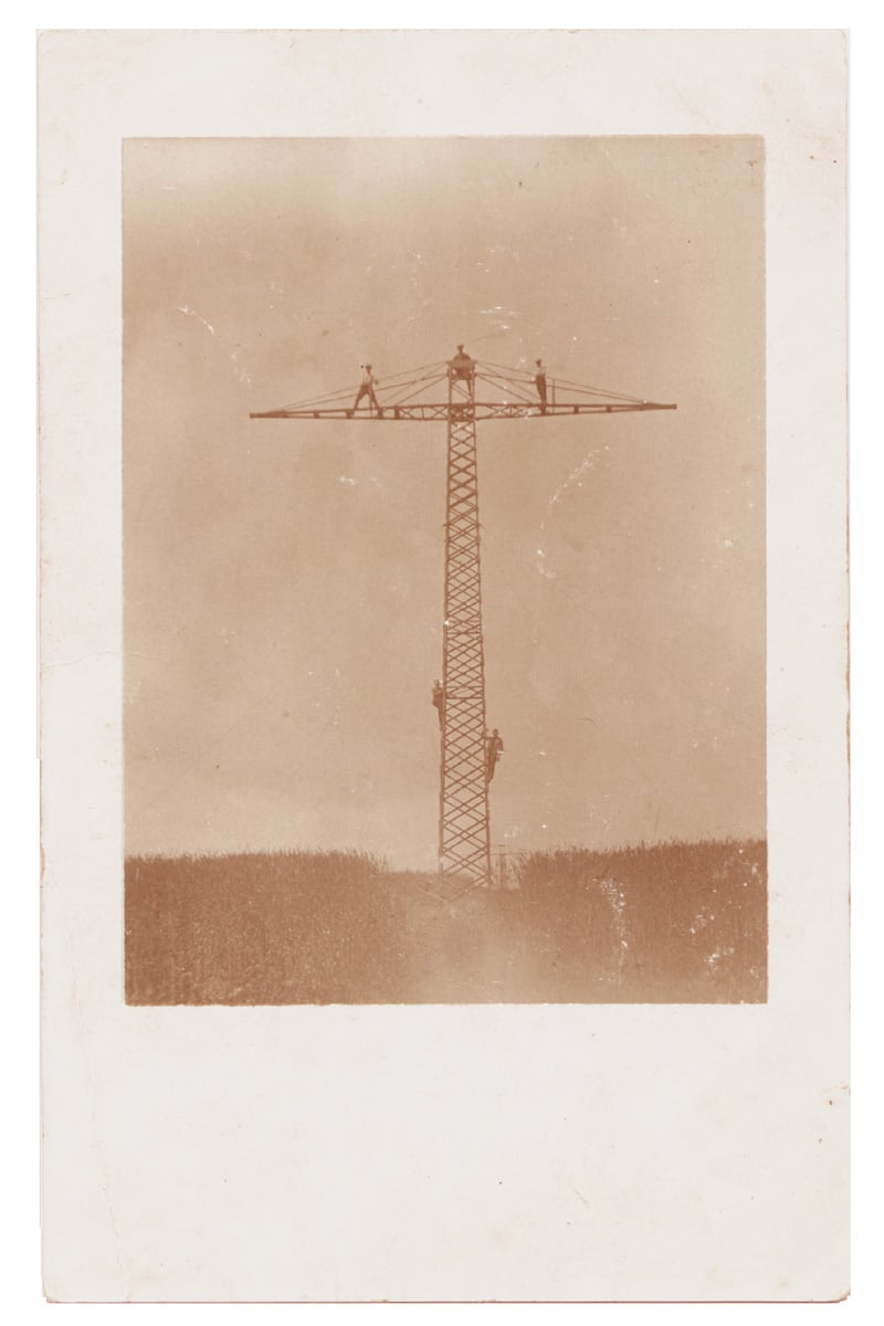 Les acrobates de la ligne électrique, photo carte c. 1930 - Photo Memory
