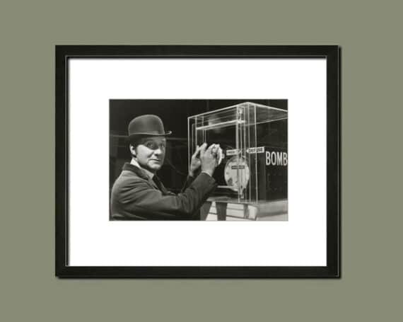 Patrick Macnee, alias John Steed dans Chapeau Melon et Bottes de Cuir - Tirage vintage, c. 1967 - Simulation d'encadrement