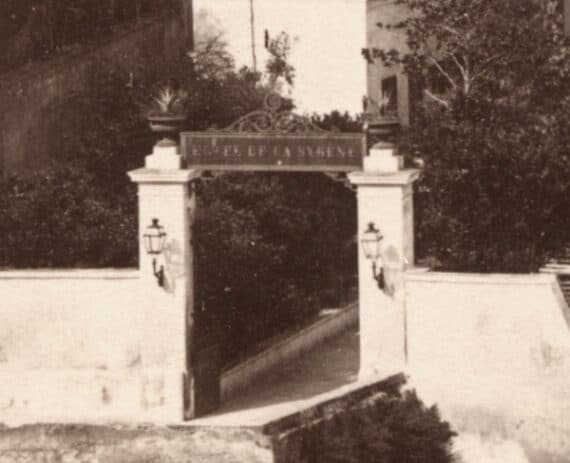 Sorrente : l'hôtel Bellevue Syrene et ses environs, par Giorgio Sommer - Détail du portail d'entrée - Tirage albuminé, c. 1890