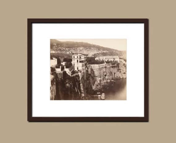 Sorrente : l'hôtel Bellevue Syrene et ses environs, par Giorgio Sommer - Simulatio, d'encadrement du tirage albuminé, c. 1890