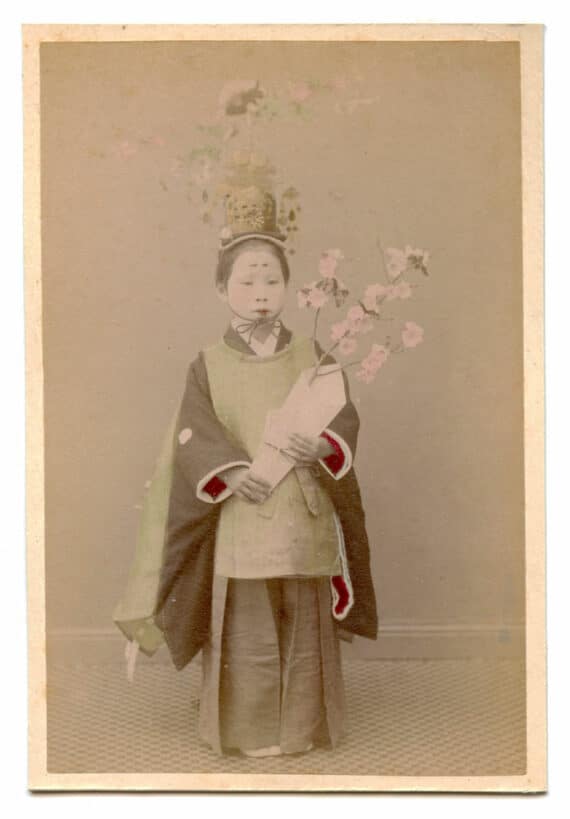 Enfant Chigo en costume de cérémonie, au Japon, fin XIXe - Tirage rehaussé de couleurs à la main - Photo Memory