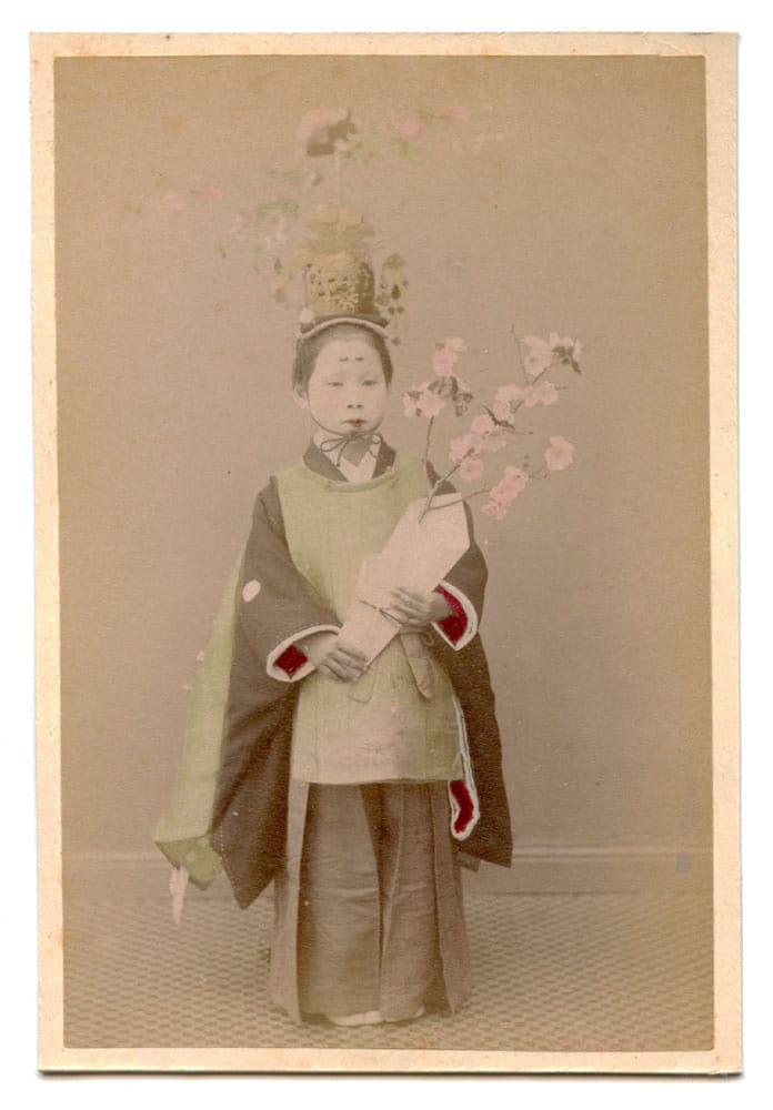 Enfant Chigo en costume de cérémonie, au Japon, fin XIXe - Tirage rehaussé de couleurs à la main - Photo Memory
