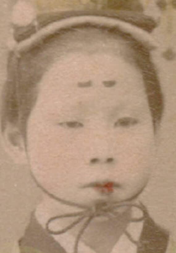 Enfant Chigo en costume de cérémonie, au Japon, fin XIXe - Détail du tirage rehaussé à la main