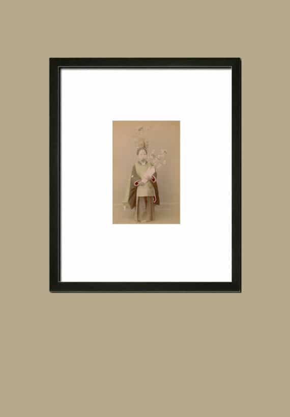 Enfant Chigo en costume de cérémonie, au Japon, fin XIXe - Simulation d'encadrement.