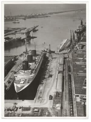 Le paquebot Normandie en cale sèche dans le port du Havre, avril 1939 - Tirage d'époque noir et blanc - Photo Memory
