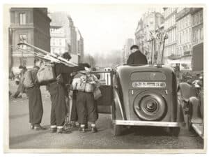 Des skieurs à Paris, scène de vacances de ski des années 30 - Tirage argentique vintage - Photo Memory