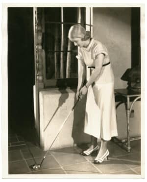 Bette Davis joue au golf en intérieur, par Scotty Welbourne - Tirage argentique d'époque, 1933 - Photo Memory