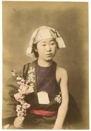 Oharame, jeune vendeuse de fleurs au Japon - Tirage albuminé rehaussé de couleurs à la main - Photo Memory